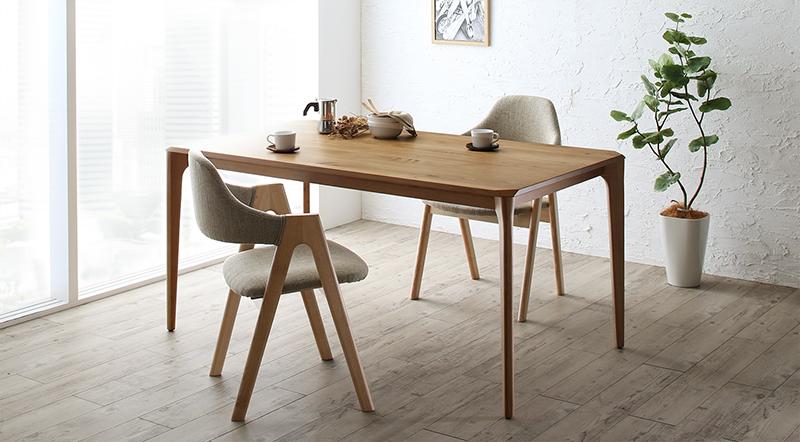 天然木無垢オーク材テーブル、デザイナーズチェアのダイニングテーブル
